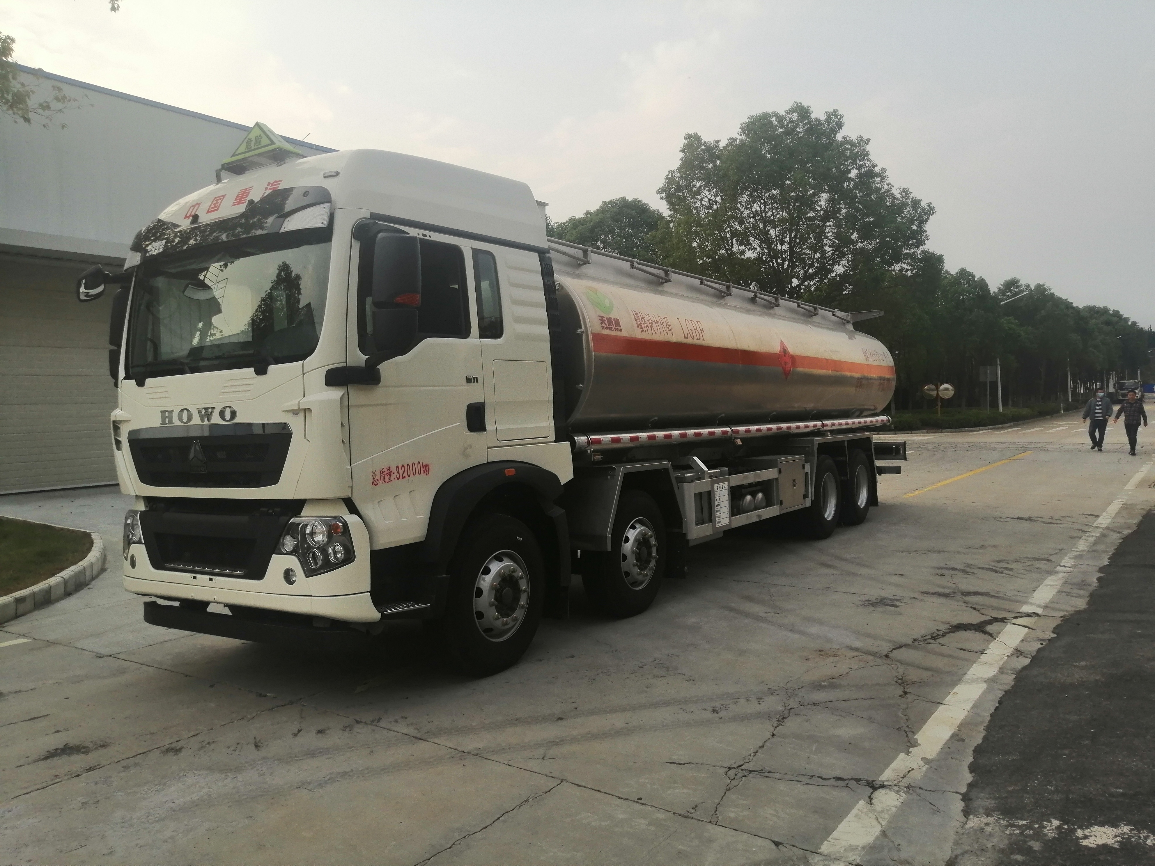 天威缘牌TWY5320GYYZ6L型铝合金运油车